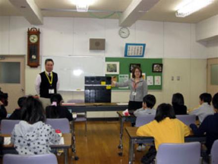 今年もMIアカデミーの教師を公立小学校で英語そろばんの授業を実施