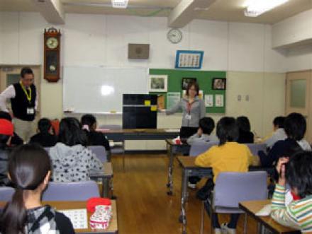 今年もMIアカデミーの教師を公立小学校で英語そろばんの授業を実施